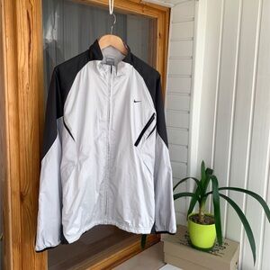 Nike Vintage Y2K Windbreaker Jacket – Silver & Black with Zip Pocket Detail